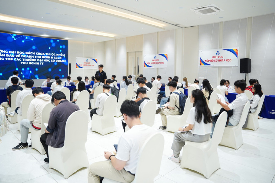 Khu vực nộp hồ sơ nhập học bên trong Hội trường. Ảnh: HCMUT bk3.jpg