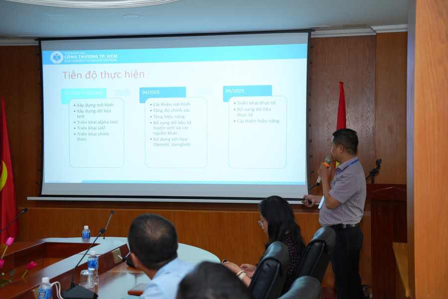 Đại diện MM88b nhà cái giới thiệu quá trình phát triển HUIT Chatbot AI. Ảnh: V.V a7402669.jpg