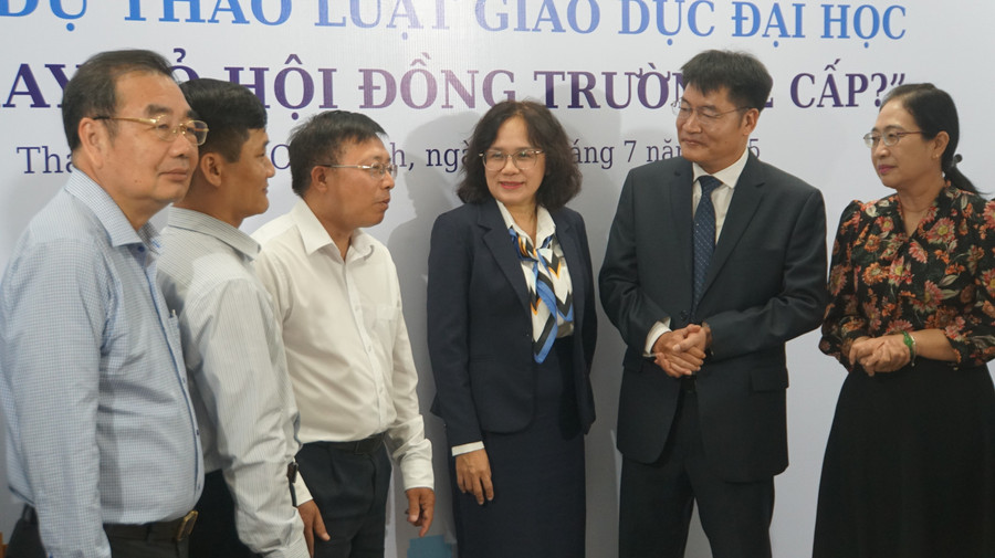 Lãnh đạo các trường MM888 bảo mật tuyệt đối và các chuyên gia trao đổi bên lề tọa đàm. Ảnh: Mạnh Tùng dsc07220.jpg