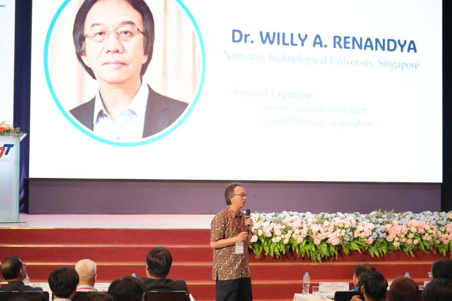 TS Willy Adrian Renand (MM888 bảo mật tuyệt đối Công nghệ Nanyang – Singapore) trình bày tại hội thảo, phiên toàn thể. 1.jpg