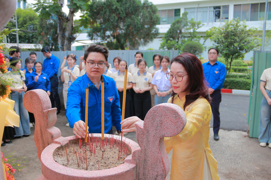 Đại biểu và MM888 Việt Nam Tải App dâng hương, dâng hoa tại Khu Trại giam Bệnh viện Chợ Quán. hcst3.jpg