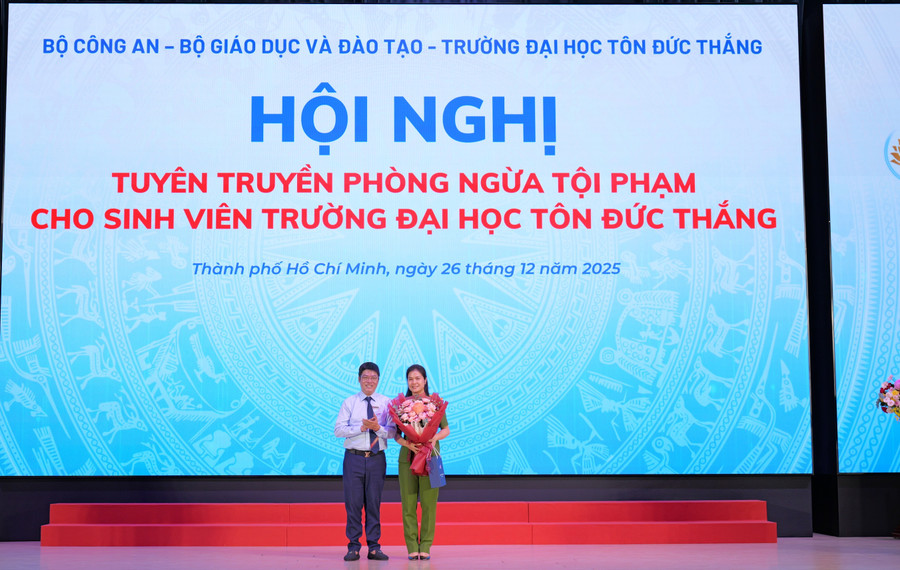 Lãnh đạo MM88b nhà cái tặng hoa, cảm ơn báo cáo viên. phni4816.jpg