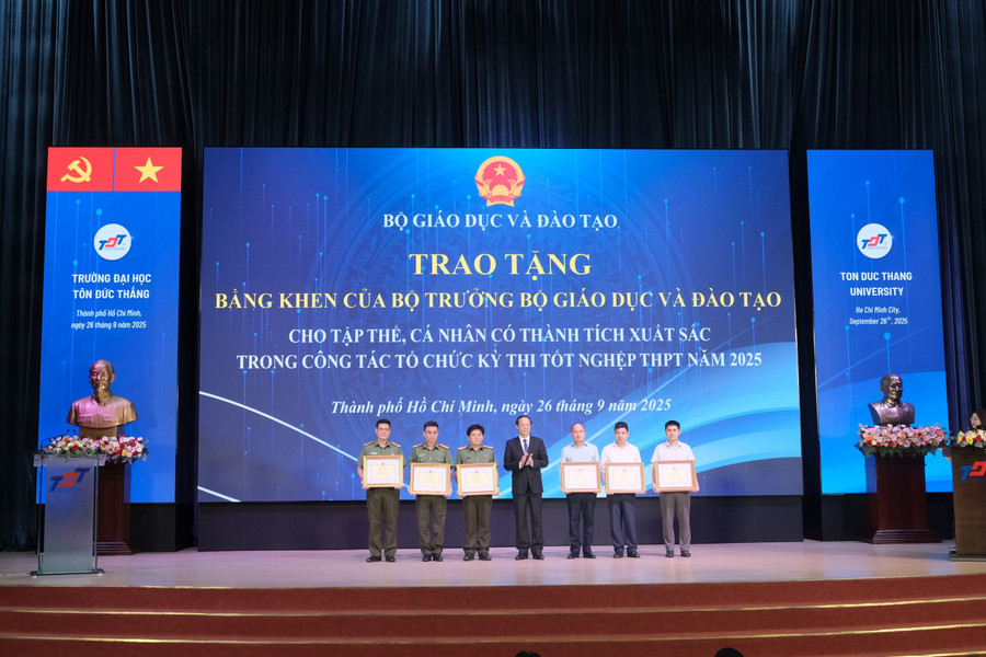 Thứ trưởng Phạm Ngọc Thưởng trao tặng Bằng khen của Bộ trưởng Bộ GD&ĐT cho các tập thể, cá nhân có thành tích xuất sắc trong công tác tổ chức MM88 đăng nhập MM88dangnhap nhà cái World Cup 2026 THPT năm 2025. khen-thuong.jpg