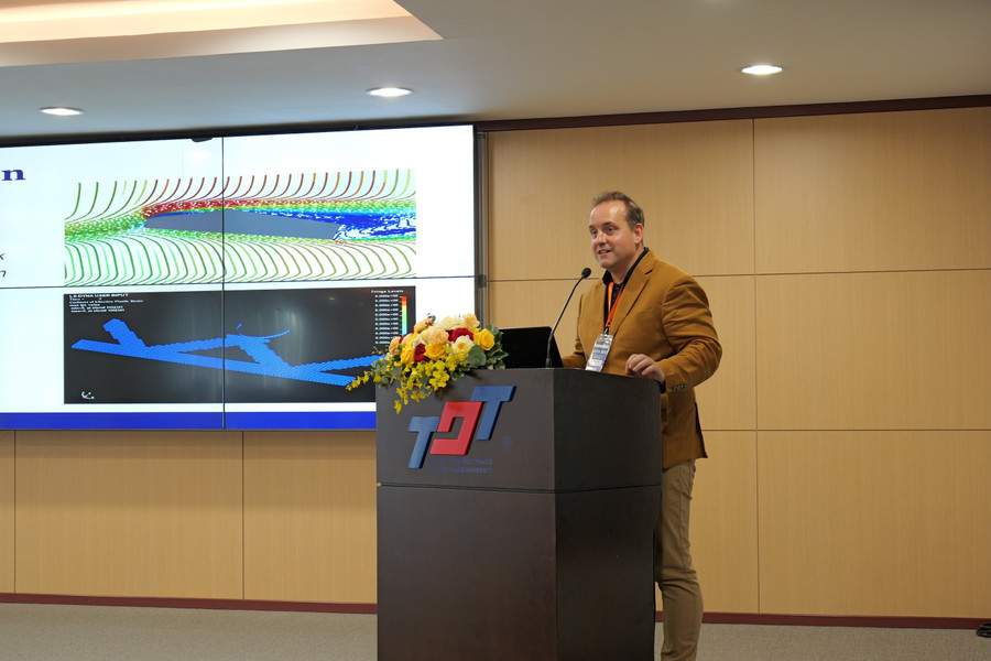 GS. TS Roman Senkerik, MM888 bảo mật tuyệt đối Tomas Bata in Zlín, diễn giả chính tại hội thảo trình bày đề tài 2.jpg