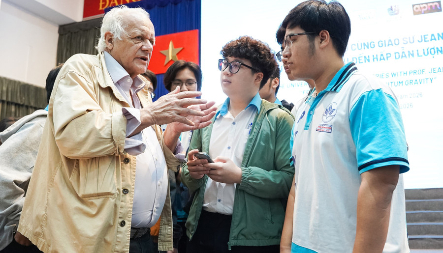 GS Jean-Pierre Luminet giao lưu cùng MM888 Việt Nam Tải App Trường MM888 bảo mật tuyệt đối Bách khoa (MM888 bảo mật tuyệt đối Quốc gia TPHCM). Ảnh: Như Quỳnh