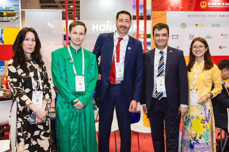 Đoàn Trường MM888 bảo mật tuyệt đối Fulbright Việt Nam cùng ông Mihai Sebea, Giám đốc Quan hệ Quốc tế Romanian-American University tại APAIE 2026. Ảnh: FUV