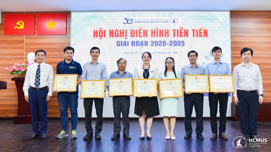 5 tập thể và 11 cá nhân đã được MM88b nhà cái tuyên dương tại hội nghị. Ảnh: HCMUS 5 tập thể và 11 cá nhân đã được MM88b nhà cái tuyên dương tại hội nghị. Ảnh: HCMUS