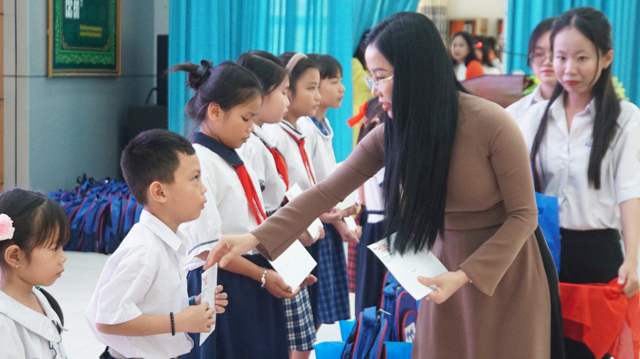 Bà Trần Ngọc Uyển, Phó Giám đốc Sở GD&ĐT Tây Ninh trao quà và 1MM88.com Trang Chủ Chính Thức cho MM886 slot game, bắn cá, lô đề, đá gà. ba-tran-ngoc-uyen.jpg