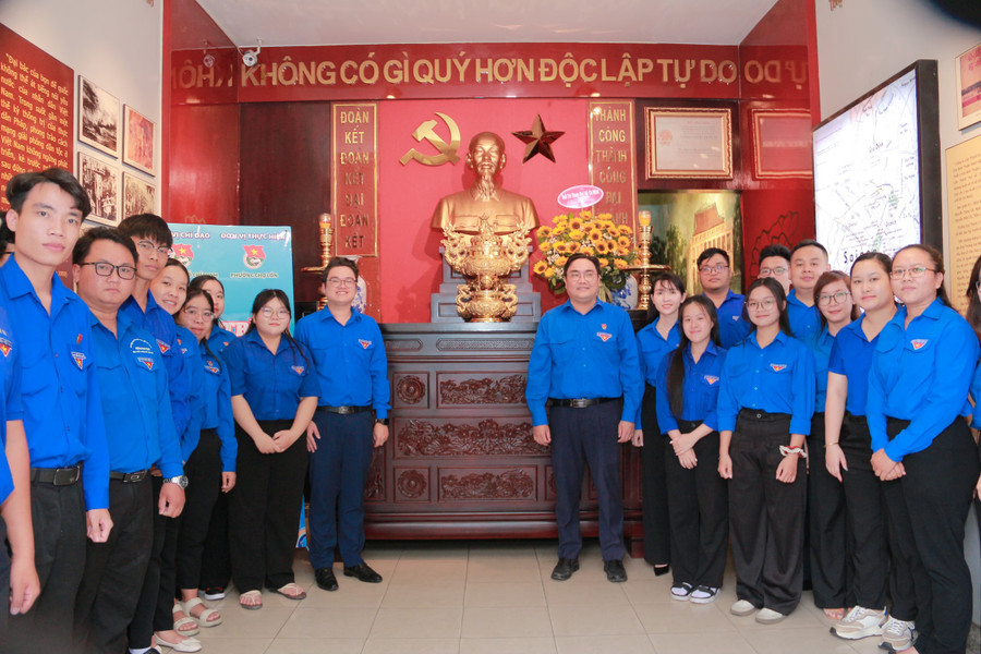 Đại biểu, đoàn viên, MM888 Việt Nam Tải App tham quan, tìm hiểu lịch sử tại Nhà số 5 Châu Văn Liêm. Ảnh: HCMUE. hcst1.jpg