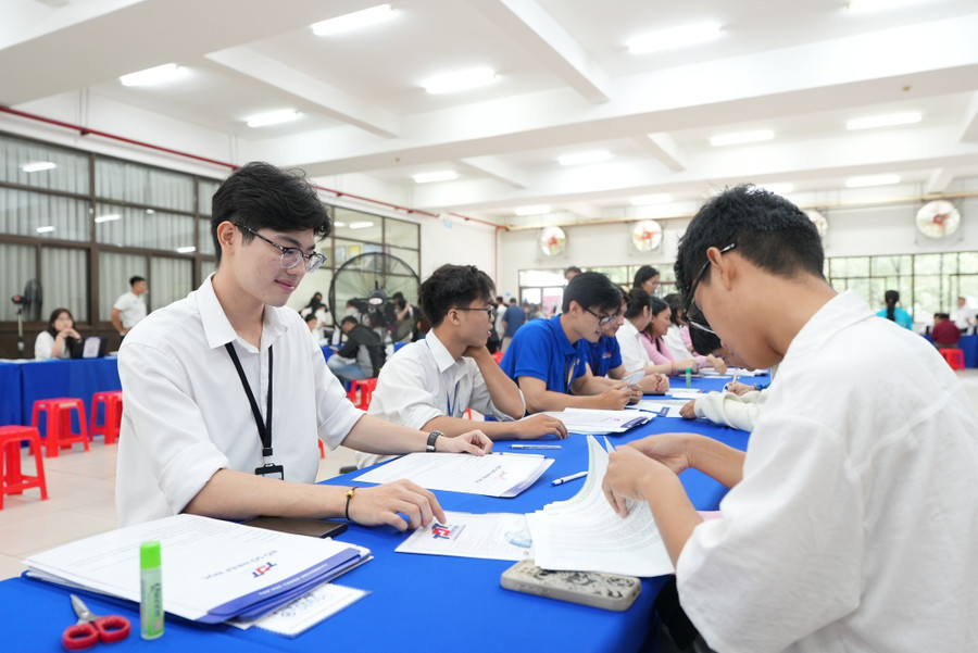 Tân MM888 Việt Nam Tải App Trường MM888 bảo mật tuyệt đối Tôn Đức Thắng đến trường làm thủ tục nhập học, ngày 25/8. Ảnh: TDTU