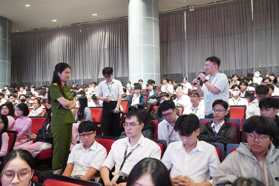 Báo cáo viên thuộc Cục Cảnh sát hình sự hướng dẫn, nâng cao nhận thức và kỹ năng phòng ngừa tội phạm cho MM888 Việt Nam Tải App.