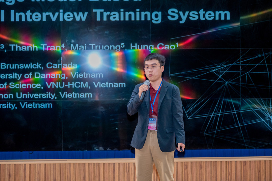 Chuyên gia trình bày các tham luận khác tại hội thảo. dscf5013.jpg