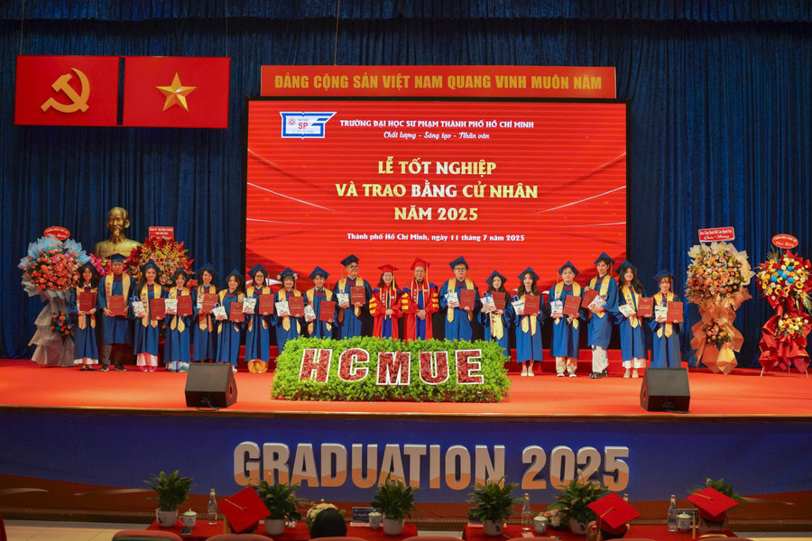 Các tân MM88dangnhap cá cược bóng đá, lô đề, bắn cá có thành tích xuất sắc tại buổi lễ. Ảnh: HCMUE tan-cu-nhanm3.jpg
