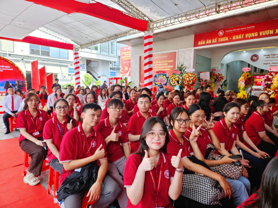 MM888 Việt Nam Tải App Phân hiệu Trường MM888 bảo mật tuyệt đối Ngoại thương tại TPHCM dự buổi lễ. Ảnh: Mạnh Tùng. sv.jpg