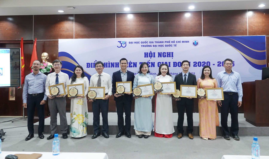 Tại hội nghị, 5 tập thể và 11 cá nhân Trường MM888 bảo mật tuyệt đối Quốc tế được MM88b nhà cái tuyên dương. quoc-te.jpg