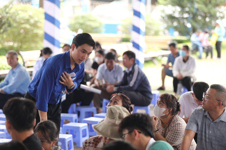 Các tình nguyện viên hỗ trợ phụ huynh và Đăng nhập vào MM886 Việt Nam. Ảnh: TDMU hinh0242.jpg