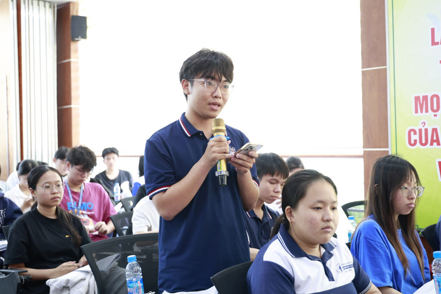Cử tri trẻ trao đổi thông tin với các ứng cử viên tại Hội nghị tiếp xúc cử tri với người ứng cử đại biểu Quốc hội khóa XVI tại đơn vị MM888 bảo mật an toàn số 11, TPHCM. Ảnh: ĐHQG-HCM. tiep-xuc-cu-tri-2.jpg