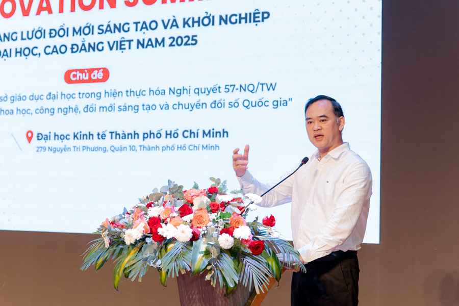TS Trần Nam Tú - Phó Cục trưởng, Cục Khoa học, Công nghệ và Thông tin (Bộ GD&ĐT) trình bày tham luận. 5.jpg