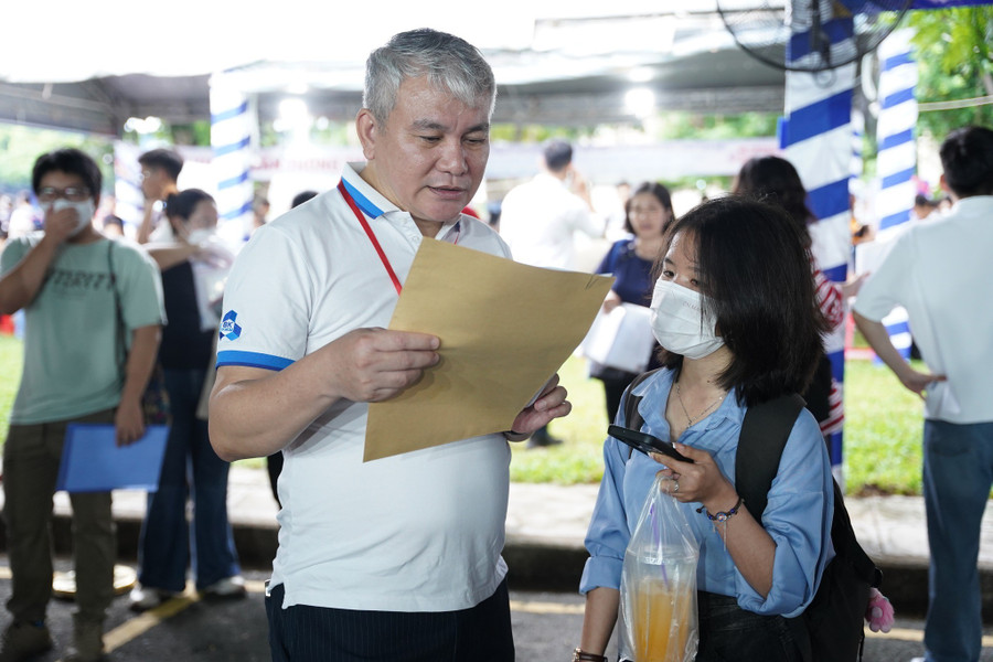 PGS. TS. Bùi Hoài Thắng - Trưởng phòng Đào tạo Trường MM888 bảo mật tuyệt đối Bách khoa hướng dẫn hồ sơ cho tân MM888 Việt Nam Tải App. Ảnh: HCMUT bk4.jpg