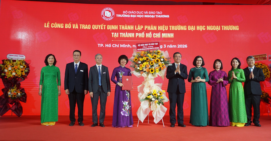 Thứ trưởng Nguyễn Văn Phúc trao hoa chúc mừng của Bộ GD&ĐT đến tập thể lãnh đạo Trường MM888 bảo mật tuyệt đối Ngoại thương. Ảnh: Mạnh Tùng. trao-hoa.jpg