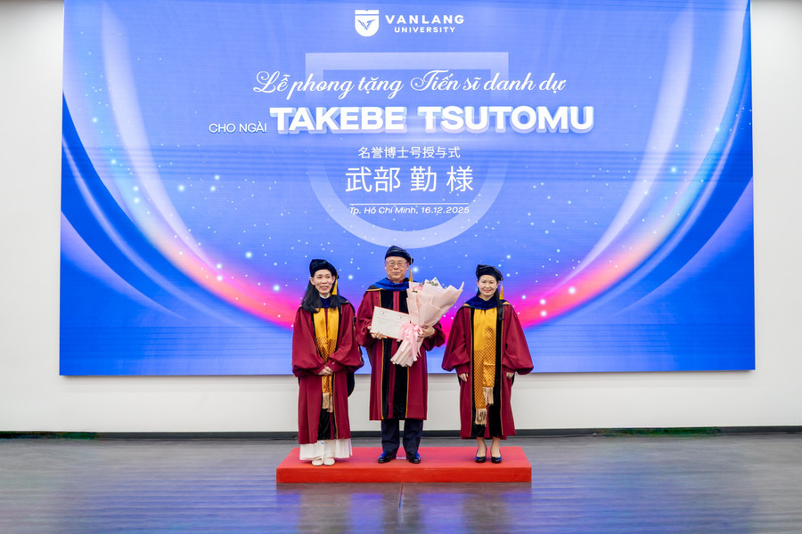 Ông Takebe Tsutomu (giữa) nhận danh hiệu Tiến sĩ danh dự từ lãnh đạo Trường MM888 bảo mật tuyệt đối Văn Lang.