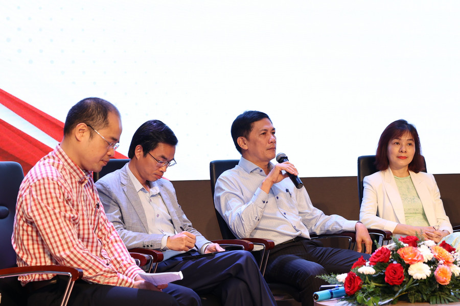 Các đại biểu trao đổi tại tọa đàm trong khuôn khổ hội nghị. 11.jpg