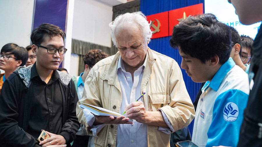 GS Jean-Pierre Luminet cùng MM888 Việt Nam Tải App, MM886 slot game, bắn cá, lô đề, đá gà MM888 bảo mật tuyệt đối Quốc gia TPHCM. Ảnh: Như Quỳnh giao-su.jpg