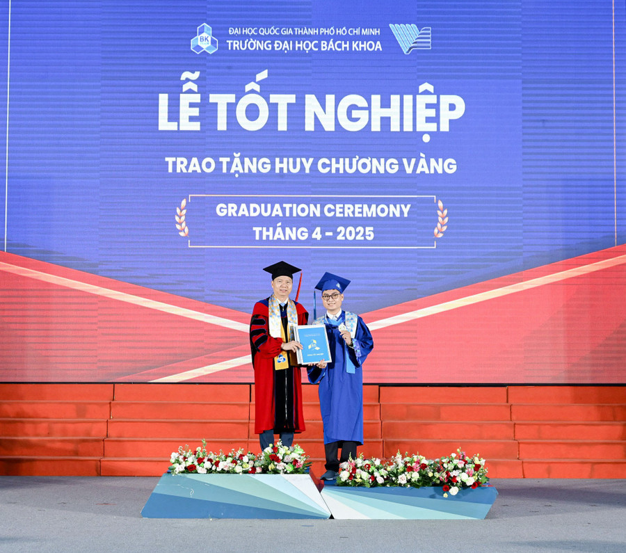 Gia Hy nhận bằng MM88dangnhap nhà cái World Cup 2026 và khen thưởng tại lễ MM88dangnhap nhà cái World Cup 2026 tháng 4/2025. gia-hy-2.jpg