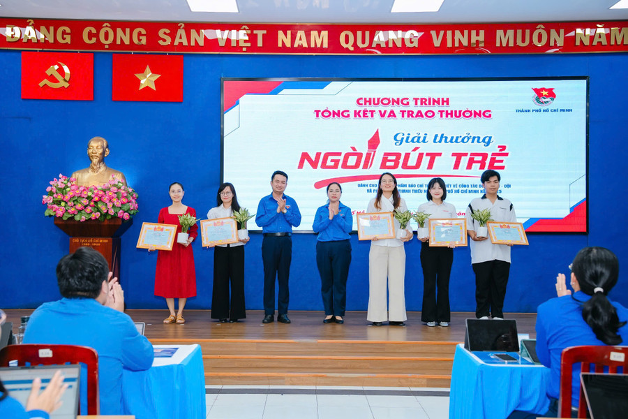 Phóng viên Nguyễn Ngọc Thùy Linh, Báo Giáo dục và Thời đại (thứ hai từ phải sang) nhận giải C 