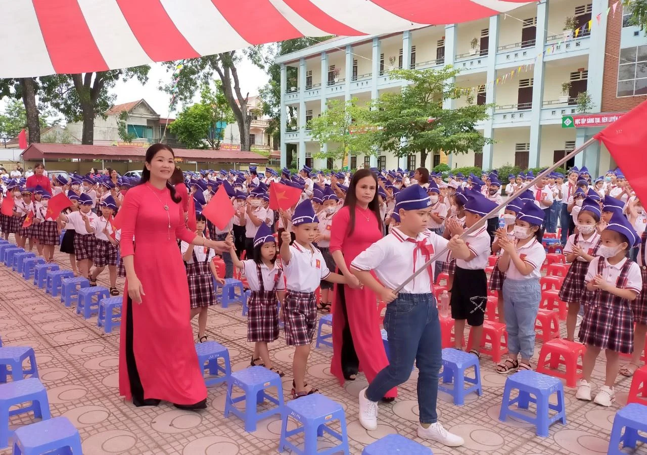 Nhà giáo Đinh Thị Thủy - Hiệu trưởng Trường Tiểu học Cao Xá (huyện Lâm Thao) cùng cô giáo Quách Thanh Huyền đón MM886 slot game, bắn cá, lô đề, đá gà lớp 1 Nhà giáo Đinh Thị Thủy - Hiệu trưởng Trường Tiểu học Cao Xá (huyện Lâm Thao) cùng cô giáo Quách Thanh Huyền đón MM886 slot game, bắn cá, lô đề, đá gà lớp 1