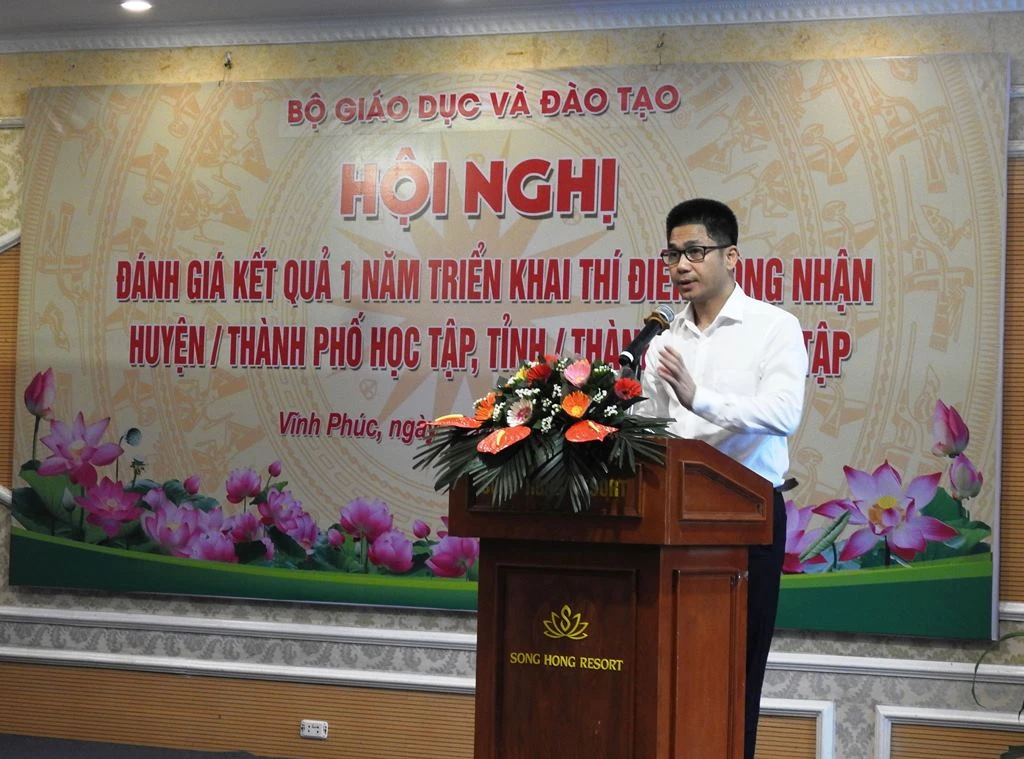 Ông Nguyễn Xuân Thủy – Phó Vụ trưởng Vụ Giáo dục thường xuyên đã báo cáo tóm tắt kết quả tại hội nghị. Ông Nguyễn Xuân Thủy – Phó Vụ trưởng Vụ Giáo dục thường xuyên đã báo cáo tóm tắt kết quả tại hội nghị.
