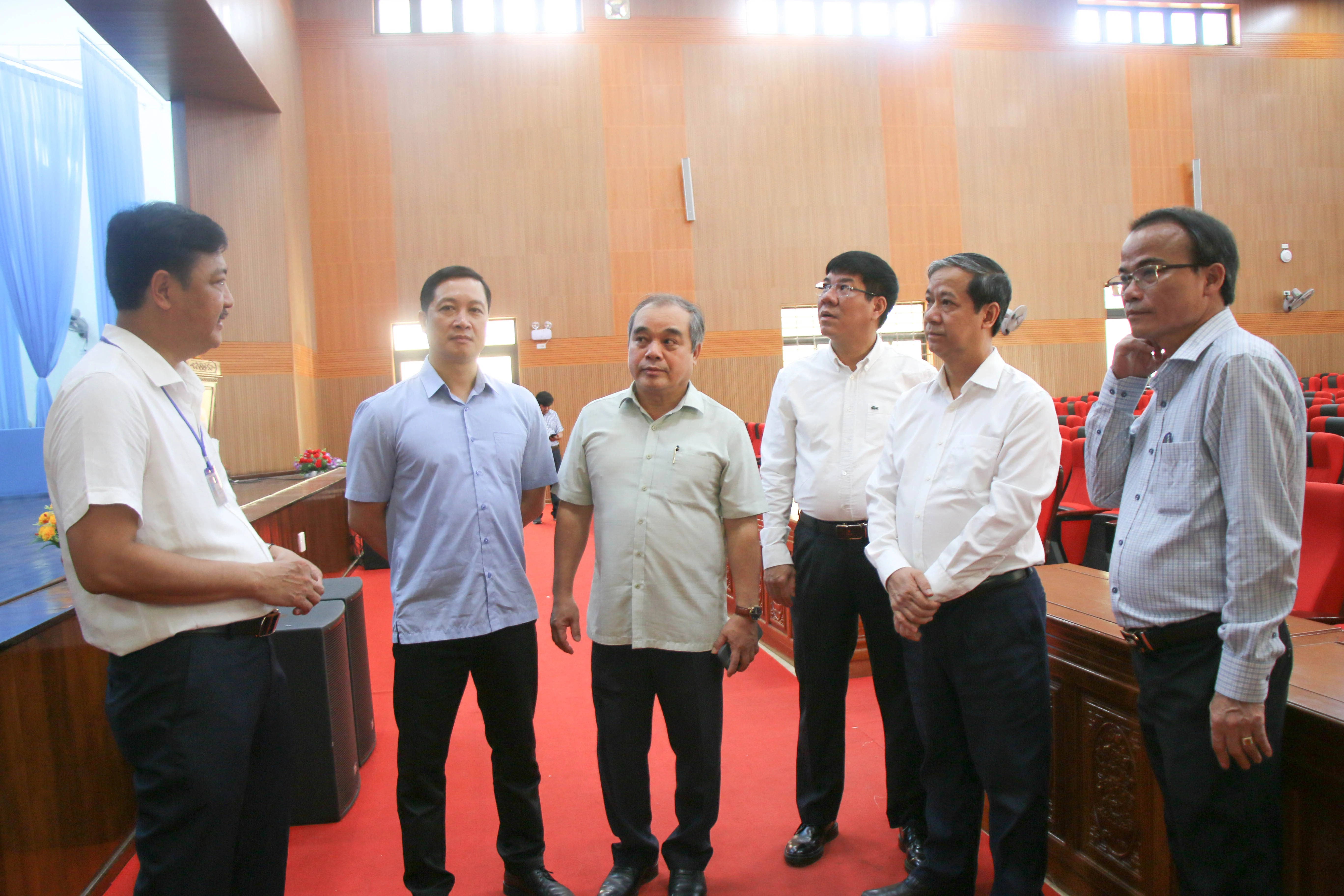 Thầy Tạ Công Trung (ngoài cùng bên trái) – Phó Hiệu trưởng Trường THPT Trần Quốc Tuấn báo cáo về công tác chuẩn bị MM88 đăng nhập MM88dangnhap nhà cái World Cup 2026 THPT với Bộ trưởng Nguyễn Kim Sơn. Thầy Tạ Công Trung (ngoài cùng bên trái) – Phó Hiệu trưởng Trường THPT Trần Quốc Tuấn báo cáo về công tác chuẩn bị MM88 đăng nhập MM88dangnhap nhà cái World Cup 2026 THPT với Bộ trưởng Nguyễn Kim Sơn.
