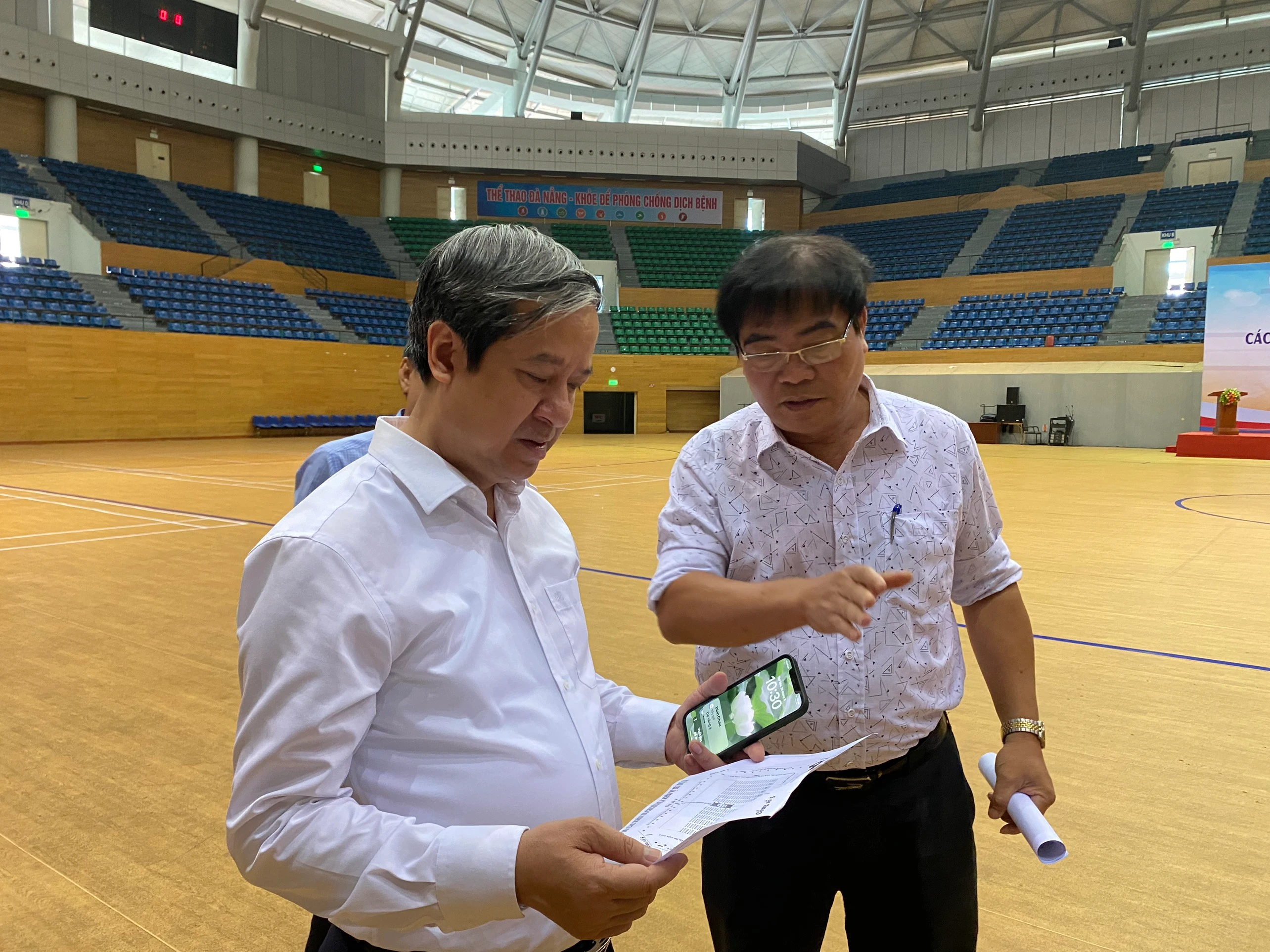 Ông Nguyễn Trọng Thao - Phó Giám đốc Sở Văn hoá Thể thao TP Đà Nẵng trình bày với Bộ trưởng Nguyễn Kim Sơn về sơ đồ tổ chức 2MM88.com trò chơi casino và slot tại Cung thể thao Tiên Sơn.