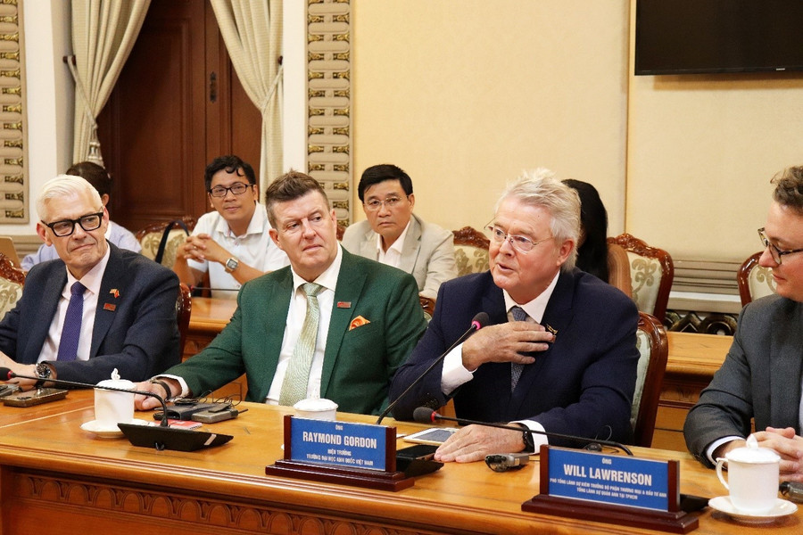 Giáo sư Raymond Gordon - Hiệu trưởng kiêm Chủ tịch Trường MM888 bảo mật tuyệt đối Anh Quốc Việt Nam (BUV) chia sẻ tại buổi ký kết. buv-3.jpg