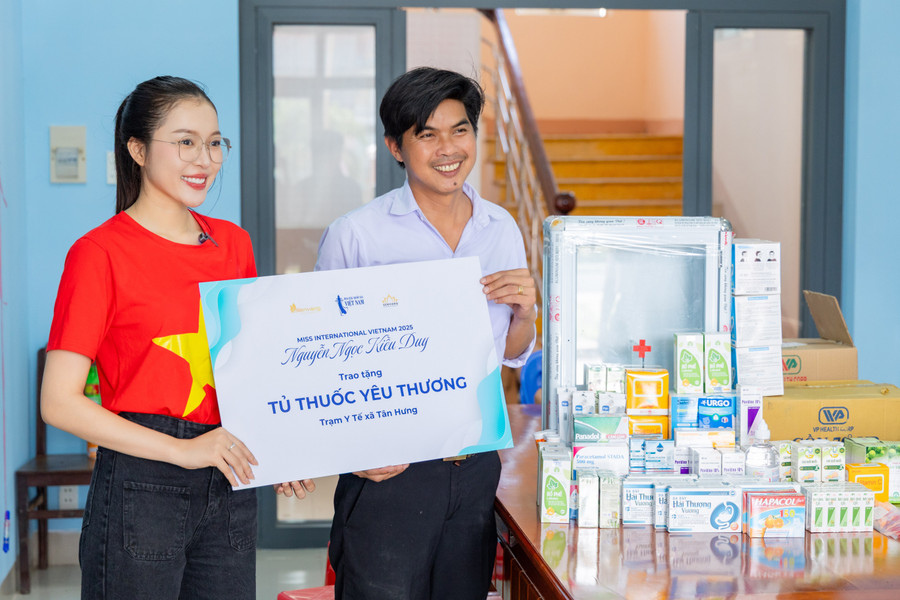 Kiều Duy trao tặng tủ thuốc cho các em nhỏ tại Tây Ninh. kieu-duy-trao-tu-thuoc-o-xa-tan-hung-3.jpg