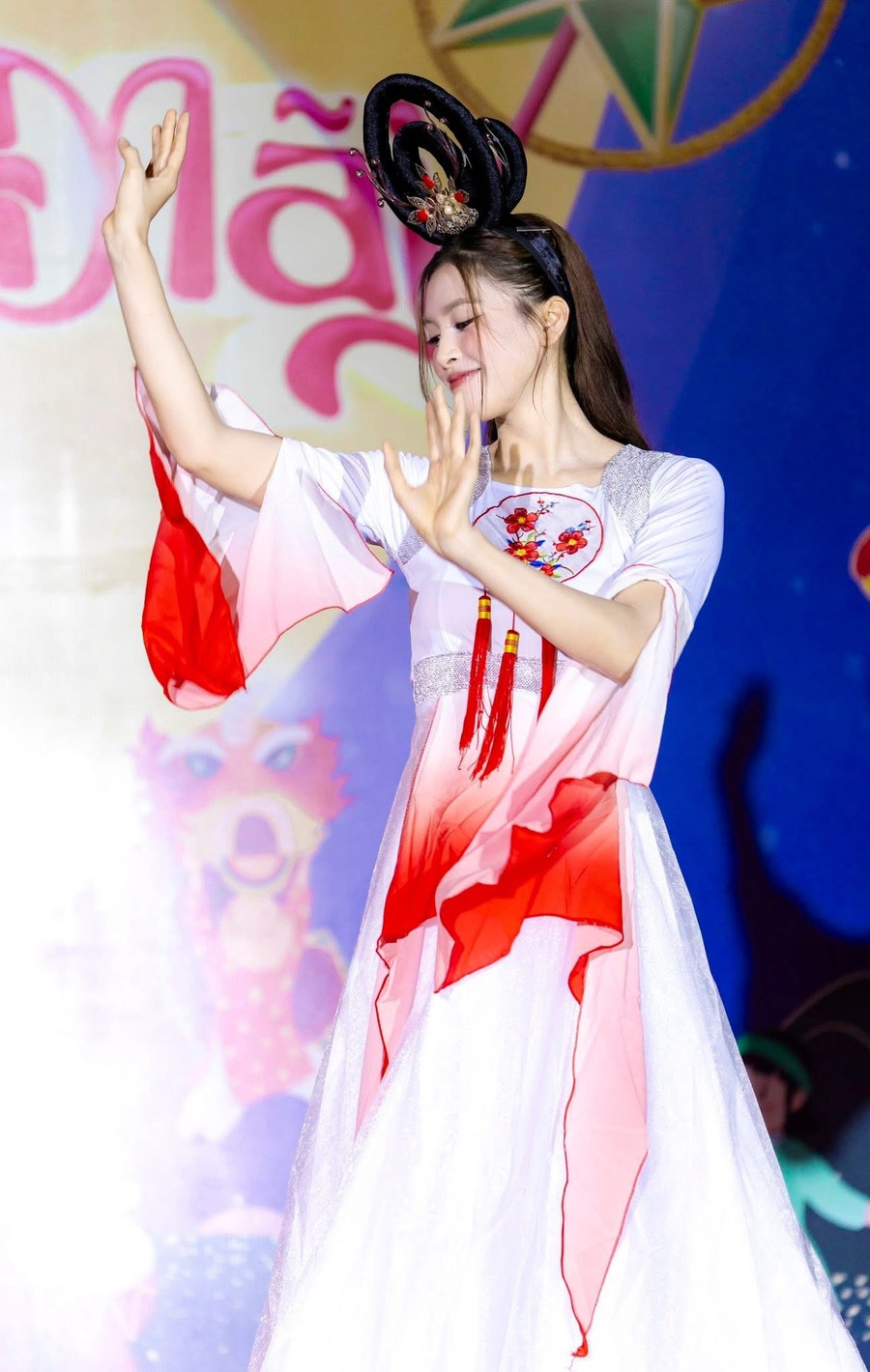 Hoa hậu Tiểu Vy hóa chị Hằng vui Trung thu cùng các em nhỏ. img-5359.jpg