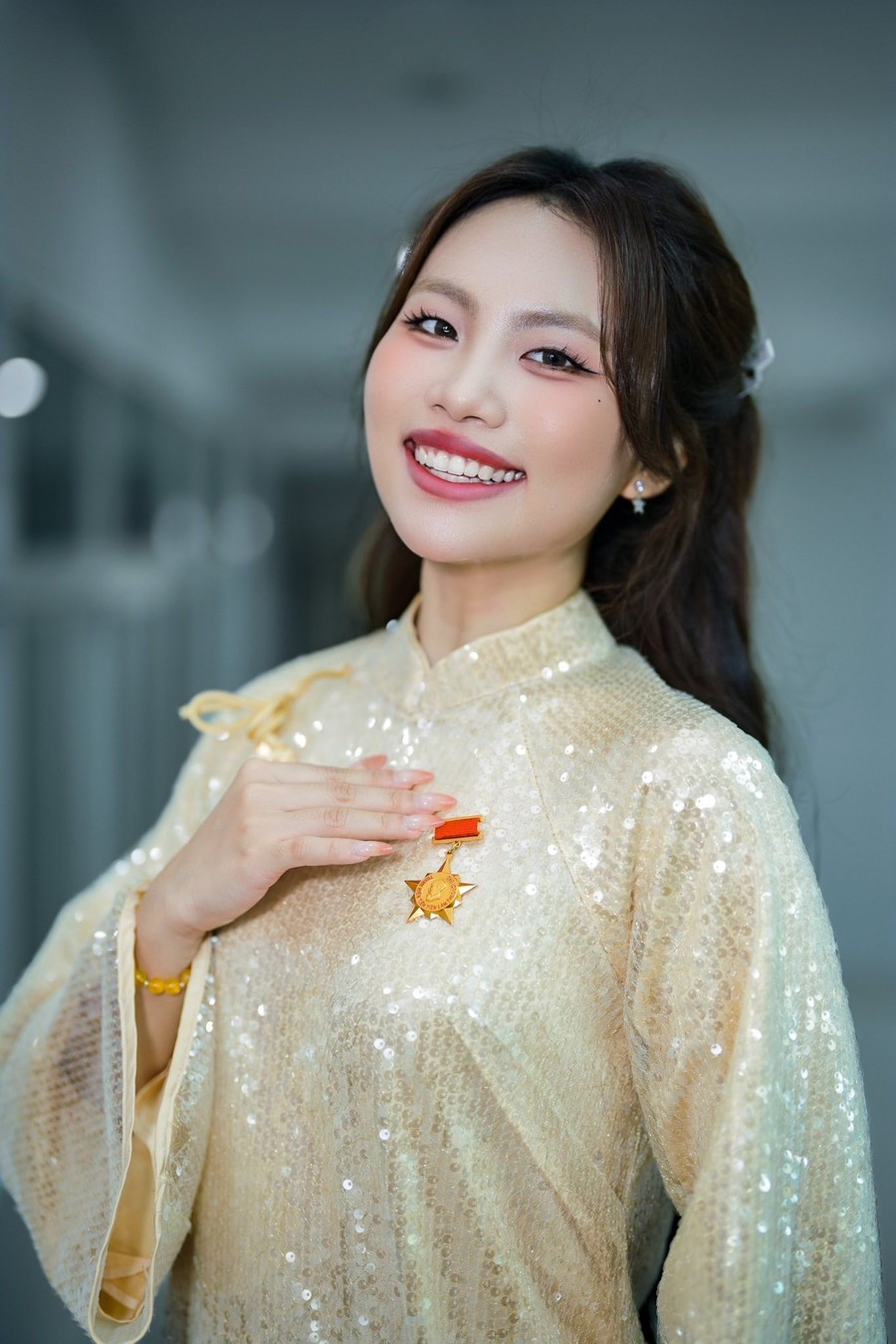 Nữ ca sĩ Phương Mỹ Chi vinh dự nhận Huy hiệu phuong-my-chi-2.jpg