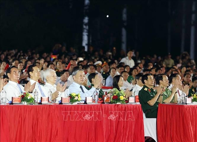 Tổng Bí thư Tô Lâm và các đại biểu dự Chương trình nghệ thuật “Đất nước trọn niềm vui”. Ảnh: Thống Nhất/TTXVN Tổng Bí thư Tô Lâm và các đại biểu dự Chương trình nghệ thuật “Đất nước trọn niềm vui”. Ảnh: Thống Nhất/TTXVN
