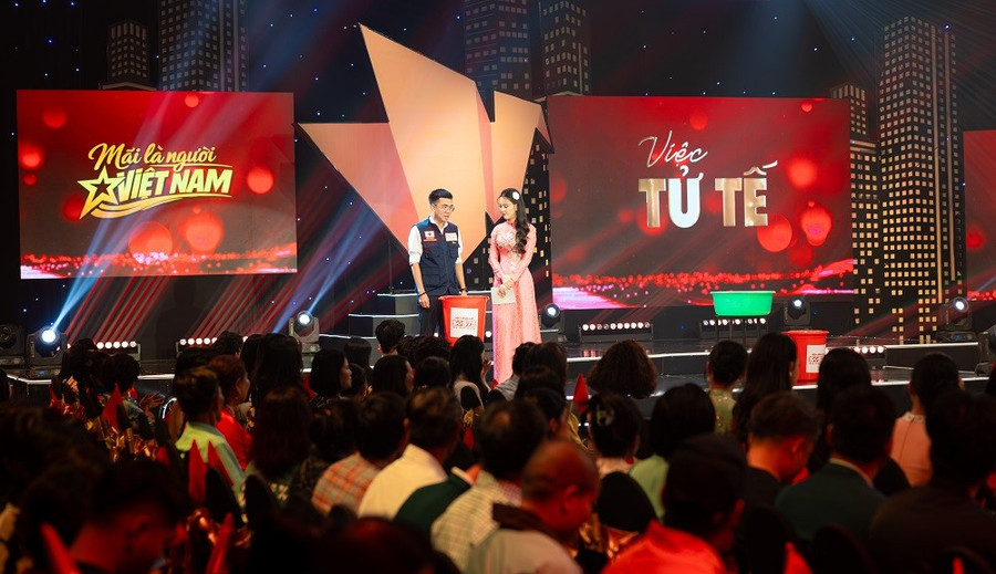 Anh Nguyễn Ngọc Nhật Hoàng - Đội trưởng Đội 0 đồng SOS 75 Huế tại Gala Việc tử tế 2025. nv1-nhat-hoang.jpg