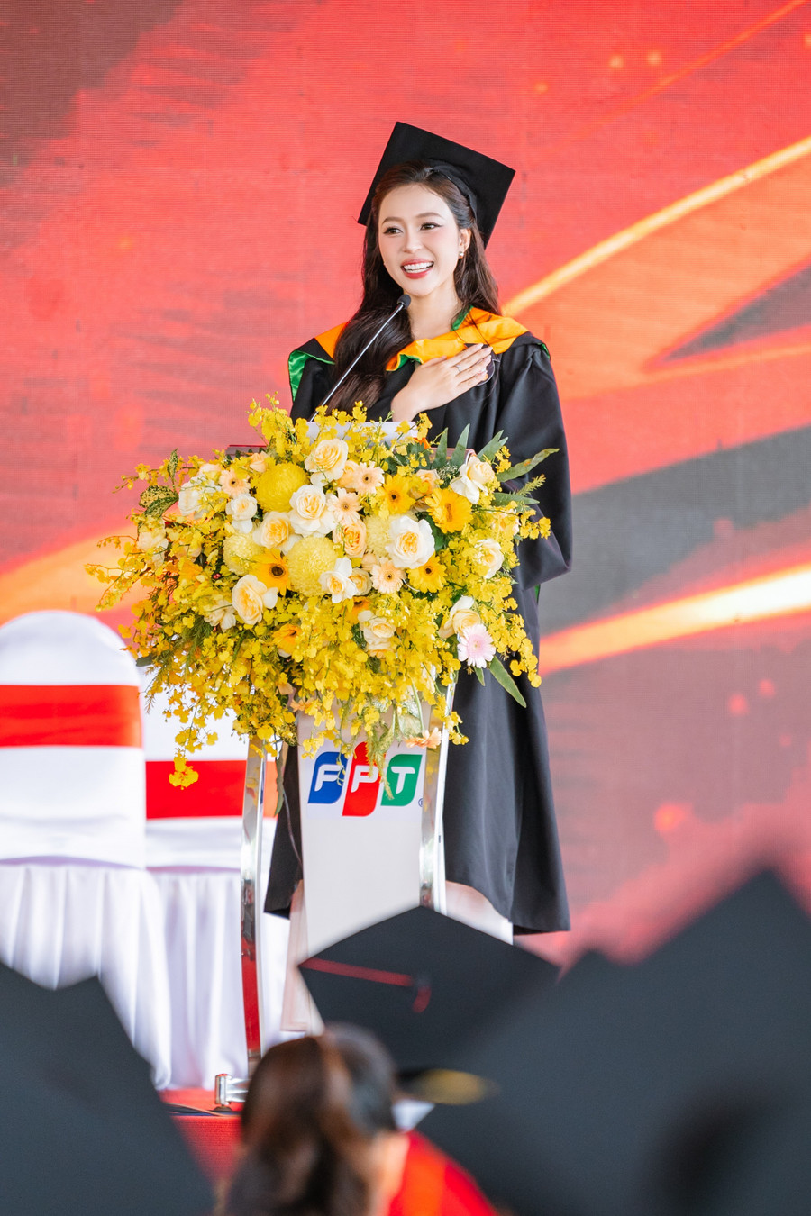 Hoa hậu Kiều Duy xúc động phát biểu trong lễ MM88dangnhap nhà cái World Cup 2026. kieu-duy-le-tot-nghiep-8.jpg