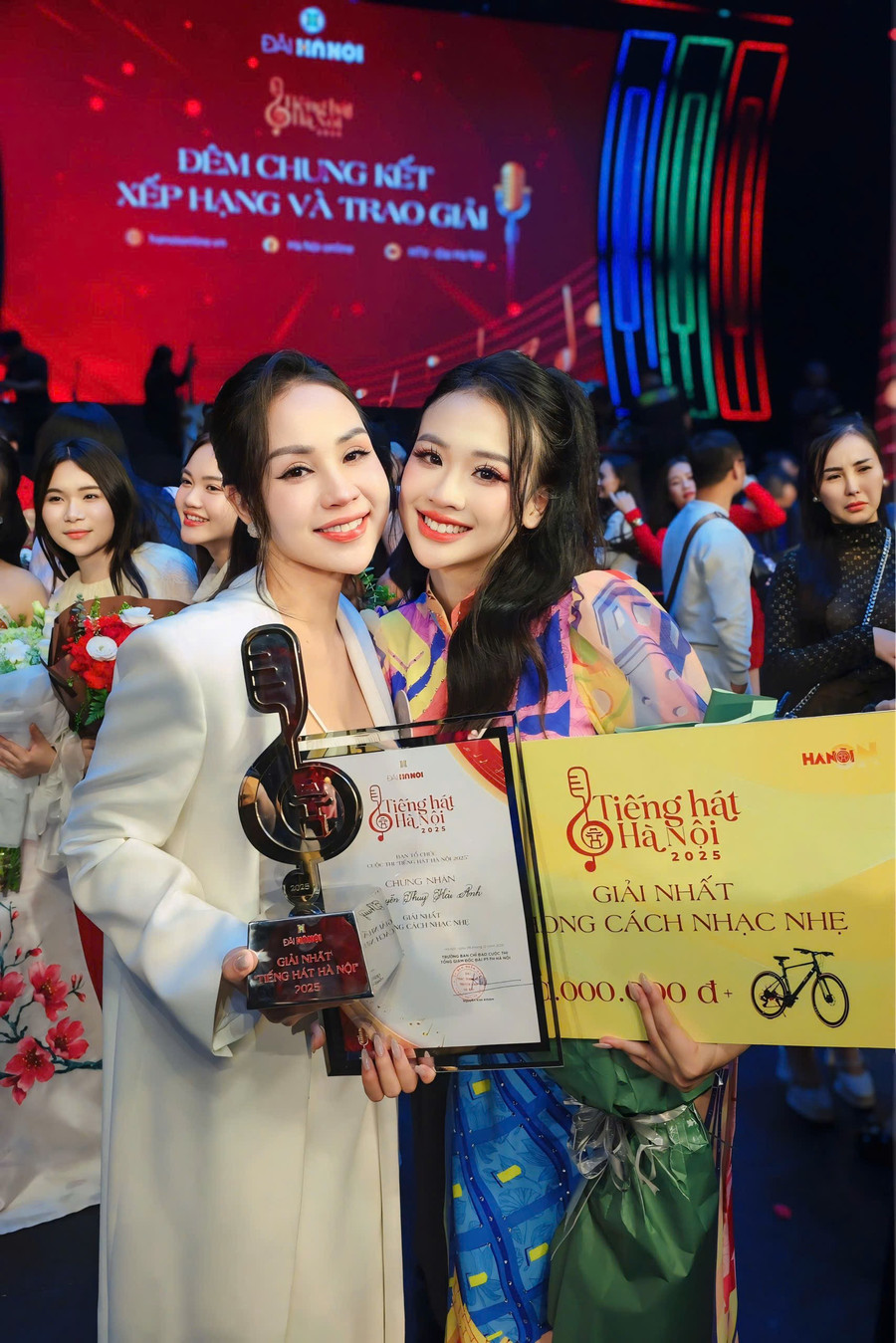 Cô trò Khánh Ly và Hải Anh tại cuộc thi Tiếng hát Hà Nội 2025. co-tro-khanh-ly-hai-anh-tai-cuoc-thi-tieng-hat-ha-noi-2025-2.jpg