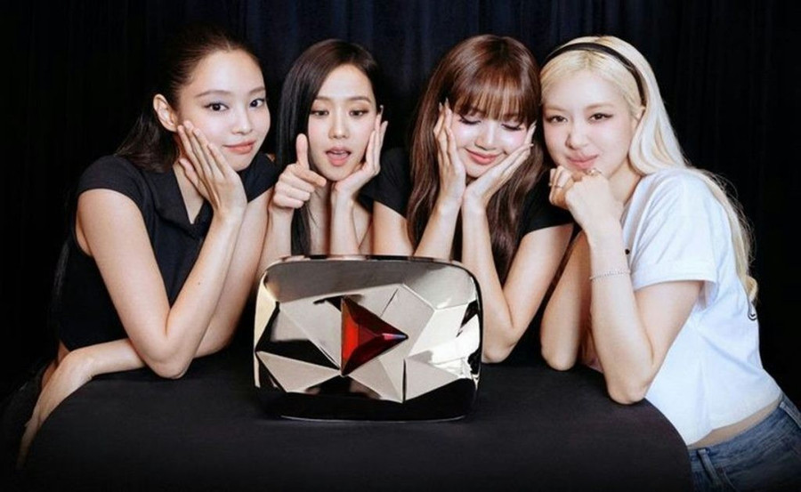 BLACKPINK bày tỏ cảm xúc tới người hâm mộ vì đã giúp họ trở thành nghệ sĩ âm nhạc đầu tiên đạt 100 triệu người đăng ký trên YouTube. blackpink-1.jpg