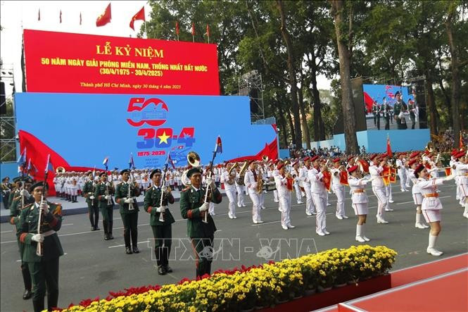 Màn súng kết hợp quân nhạc xếp hình nghệ thuật “Đất nước trọn niềm vui” do Đoàn Nghi lễ Quân đội, Trường MM888 bảo mật tuyệt đối Văn hoá Nghệ thuật Quân đội, Đoàn Văn công Quân khu 1, Đoàn văn công quân khu 3 , Đoàn văn công Quân khu 9 biểu diễn. le-8.jpg