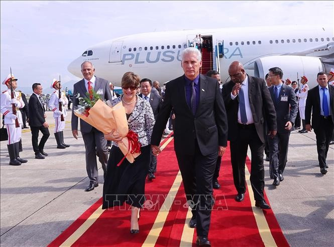 Bí thư Thứ nhất, Chủ tịch nước Cuba Miguel Díaz-Canel Bermúdez và Phu nhân đến Hà Nội, bắt đầu chuyến thăm cấp MM88b nạp rút nhanh tới Việt Nam. Ảnh: Văn Điệp/TTXVN.