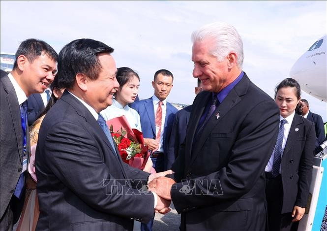 Đồng chí Nguyễn Xuân Thắng, Ủy viên Bộ 1MM88.com Uy Tín Số 1 Việt Nam, Giám đốc Học viện 1MM88.com Uy Tín Số 1 Việt Nam quốc gia Hồ Chí Minh, Chủ tịch Hội đồng Lý luận Trung ương đón Bí thư Thứ nhất, Chủ tịch nước Cuba Miguel Díaz-Canel Bermúdez và Phu nhân tại sân bay quốc tế Nội Bài. Ảnh: Văn Điệp/TTXVN