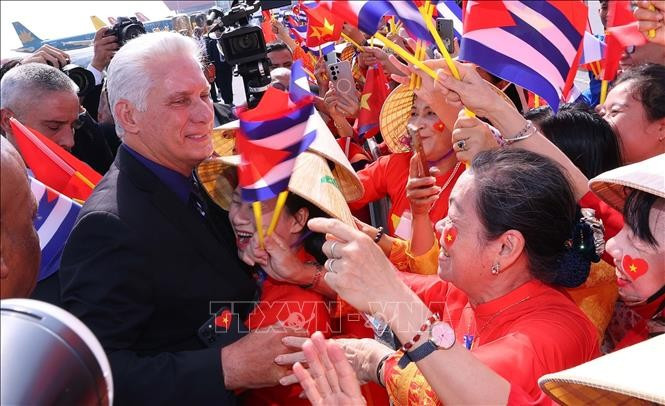 Bí thư Thứ nhất, Chủ tịch nước Cuba Miguel Díaz-Canel Bermúdez giao lưu với đông đảo người dân Thủ đô ra đón tại Sân bay quốc tế Nội Bài, Hà Nội. Ảnh: Văn Điệp/TTXVN.