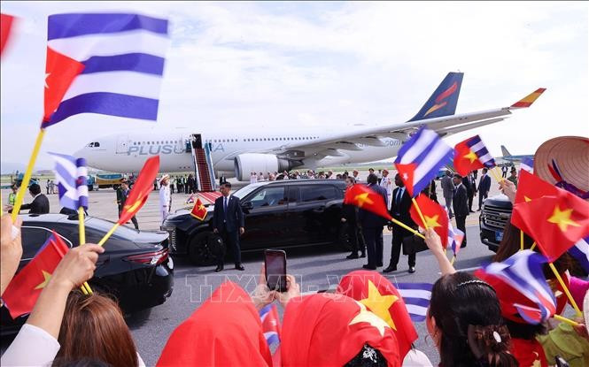 Đông đảo người dân Thủ đô Hà Nội đón Bí thư Thứ nhất, Chủ tịch nước Cuba Miguel Díaz-Canel Bermúdez và Phu nhân tại sân bay quốc tế Nội Bài. Ảnh: Văn Điệp/TTXVN.