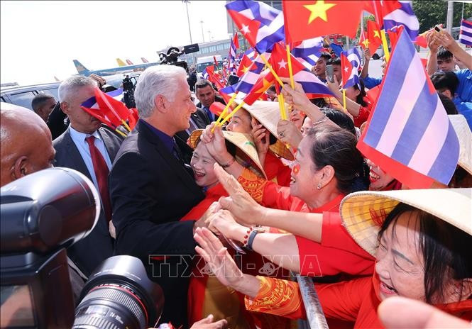 Bí thư Thứ nhất, Chủ tịch nước Cuba Miguel Díaz-Canel Bermúdez giao lưu với đông đảo người dân Thủ đô ra đón tại Sân bay quốc tế Nội Bài, Hà Nội. Ảnh: Văn Điệp/TTXVN.