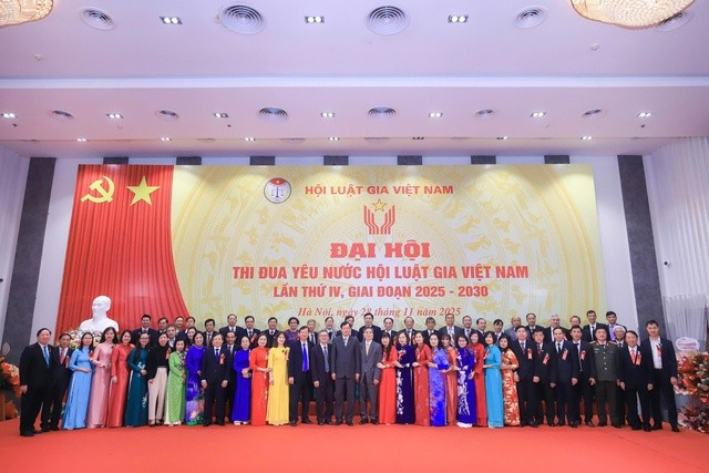Lãnh đạo Hội Luật gia chụp ảnh lưu niệm với các cá nhân điển hình tiên tiến xuất sắc của các cấp Hội trên toàn quốc.