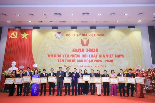 Lãnh đạo Hội Luật gia Việt Nam tặng bằng khen cho các điển hình tiên tiến.